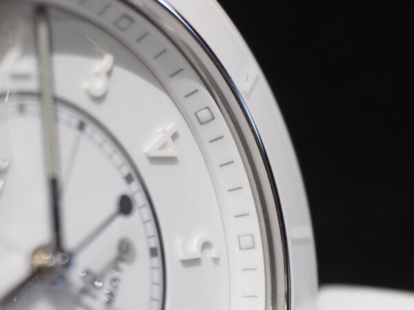 夏に付けたくなるさわやかな白い時計。「シャネル J12 ファントム」-CHANEL -P4222810-600x450