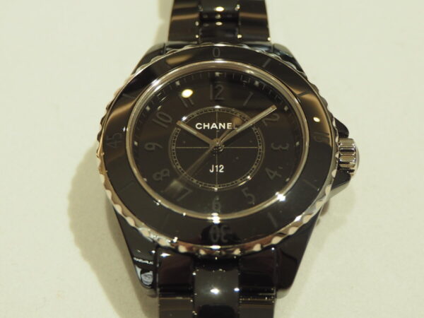 大人の女性を演出する時計。マスキュリンといえばシャネル「J12 ファントム」-CHANEL -P4242850-600x450