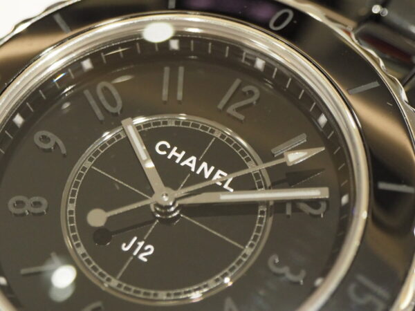 ブラックで統一された女性用の腕時計「J12 ファントム」-CHANEL -P4242851-600x450