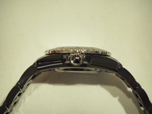 ブラックで統一された女性用の腕時計「J12 ファントム」-CHANEL -P4242852-600x450