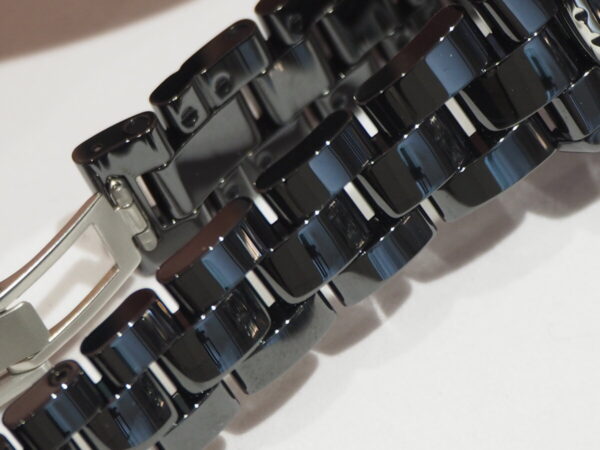 ブラックで統一された女性用の腕時計「J12 ファントム」-CHANEL -P4242854-600x450