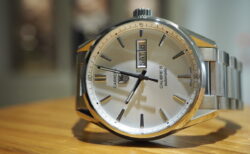 タグ・ホイヤーが贈る上品なシンプル時計…。「カレラ キャリバー5 オートマティック」