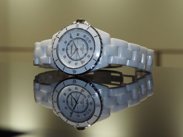 男性にも大人気、白い時計といえばシャネル「J12 ホワイト」-CHANEL -P5210080-600x450