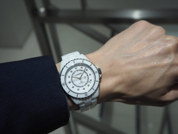 男性にも大人気、白い時計といえばシャネル「J12 ホワイト」-CHANEL -P5210081-600x450