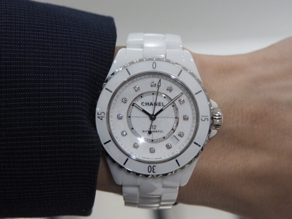 男性にも大人気、白い時計といえばシャネル「J12 ホワイト」 ｜ oomiya 