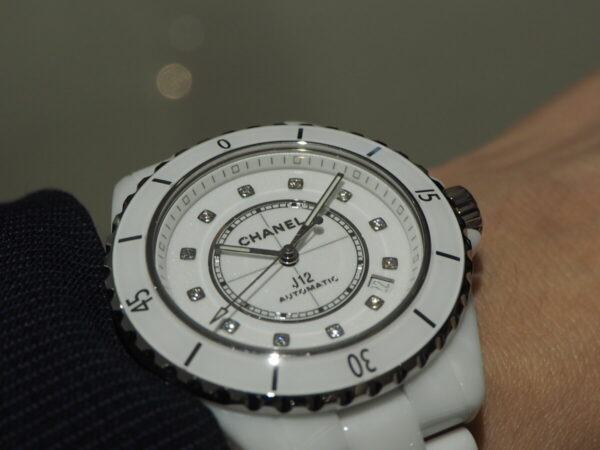 男性にも大人気、白い時計といえばシャネル「J12 ホワイト」-CHANEL -P5210084-600x450