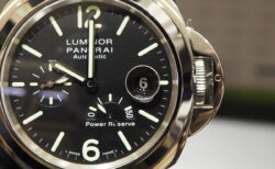 機能が充実したシンプル時計…。パネライ「PAM01090」