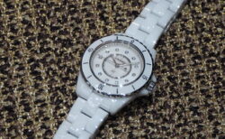 女性らしさのあるパール文字盤の時計「シャネル J12 33mm」