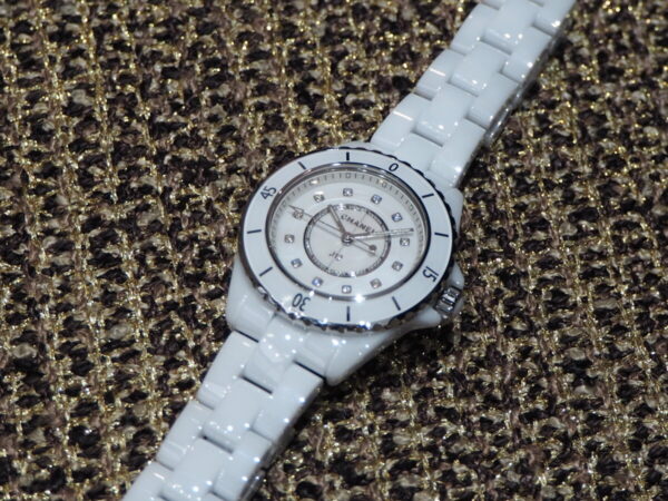 女性らしさのあるパール文字盤の時計「シャネル J12 33mm」 ｜ oomiya 