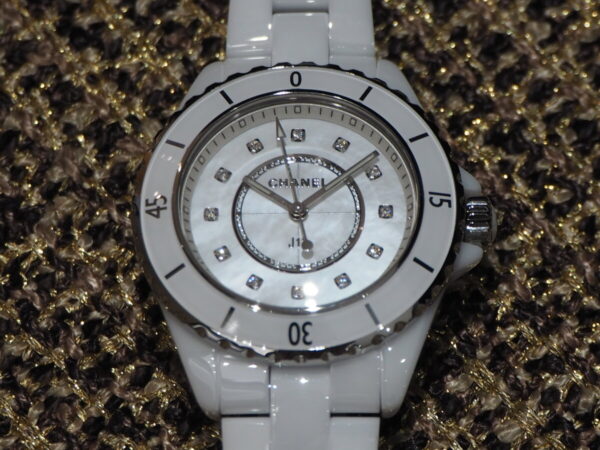 女性らしさのあるパール文字盤の時計「シャネル J12 33mm」-CHANEL -P6240848-600x450