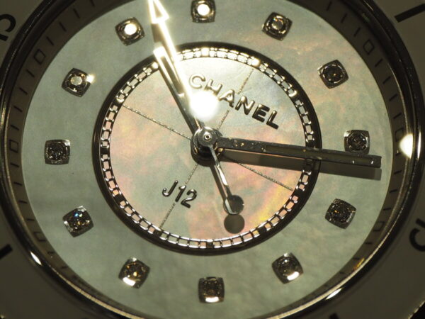 女性らしさのあるパール文字盤の時計「シャネル J12 33mm」-CHANEL -P6240851-600x450