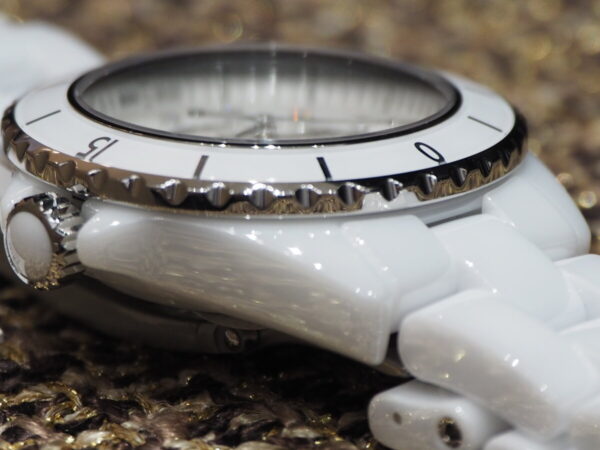 女性らしさのあるパール文字盤の時計「シャネル J12 33mm」-CHANEL -P6240853-600x450