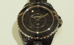 ブラックで統一された女性用の腕時計「J12 ファントム」