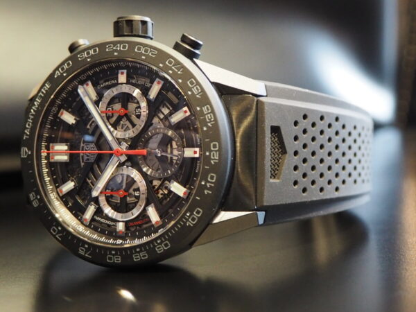 夏の腕元はスケルトン×ラバーベルトの時計で華やかに「タグ・ホイヤー カレラ キャリバー ホイヤー02 クロノグラフ」-TAG Heuer -P7080410-600x450