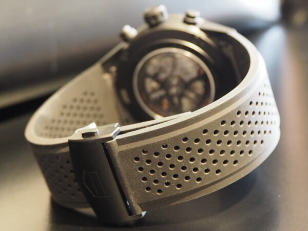 夏の腕元はスケルトン×ラバーベルトの時計で華やかに「タグ・ホイヤー カレラ キャリバー ホイヤー02 クロノグラフ」-TAG Heuer -P7080411-600x450