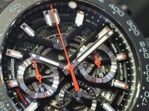夏の腕元はスケルトン×ラバーベルトの時計で華やかに「タグ・ホイヤー カレラ キャリバー ホイヤー02 クロノグラフ」-TAG Heuer -P7080413-600x450