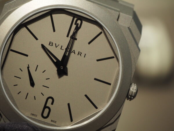 薄い…。世界屈指の時計技術を誇る。ブルガリ「オクト フィニッシモ」-BVLGARI（取扱い終了） 鹿児島店からのお知らせ フェア・イベント情報 -P7130451-600x450
