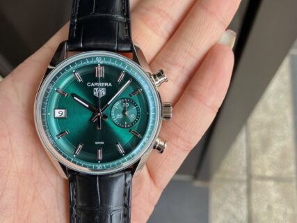 【 TAGHeuer 】 ヘリテージ愛好家にはたまらない…。魅力が詰まったレトロなオールグリーン文字盤にご注目ください。