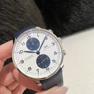 【 IWC 】目を惹くブルーのツートンダイヤルの魅力とは？？「ポルトギーゼ・クロノグラフ」をご紹介いたします。