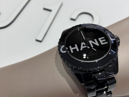 【 シャネル 】 6文字の「CHANEL」ロゴが存在感バツグンなJ12をご紹介。