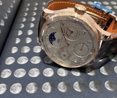 【 IWC 】全ての操作がリューズ1つで⁉ 永久カレンダー搭載の「ポルトギーゼ・パーペチュアルカレンダー」