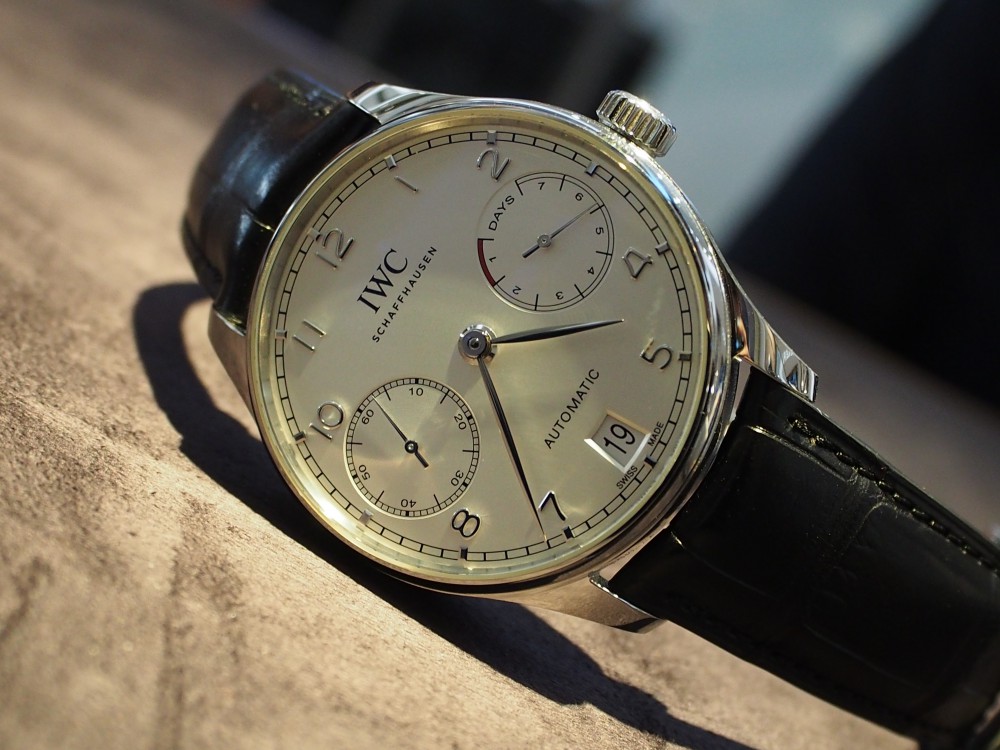 IWC/ポルトギーゼにシックなグレーストラップを合わせて