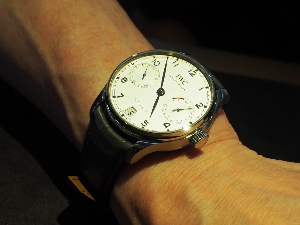 IWC/ポルトギーゼにシックなグレーストラップを合わせて
