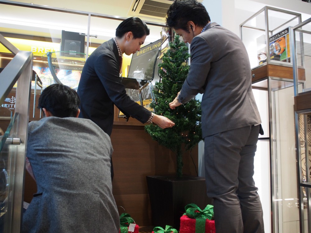 今年もクリスマスツリーを飾り付け♪男性スタッフ奮闘しました！-京都店からのお知らせ スタッフつぶやき -PB130486