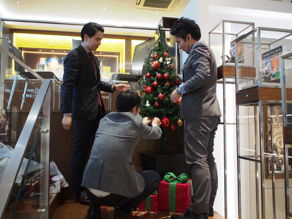 今年もクリスマスツリーを飾り付け♪男性スタッフ奮闘しました！-京都店からのお知らせ スタッフつぶやき -PB130490