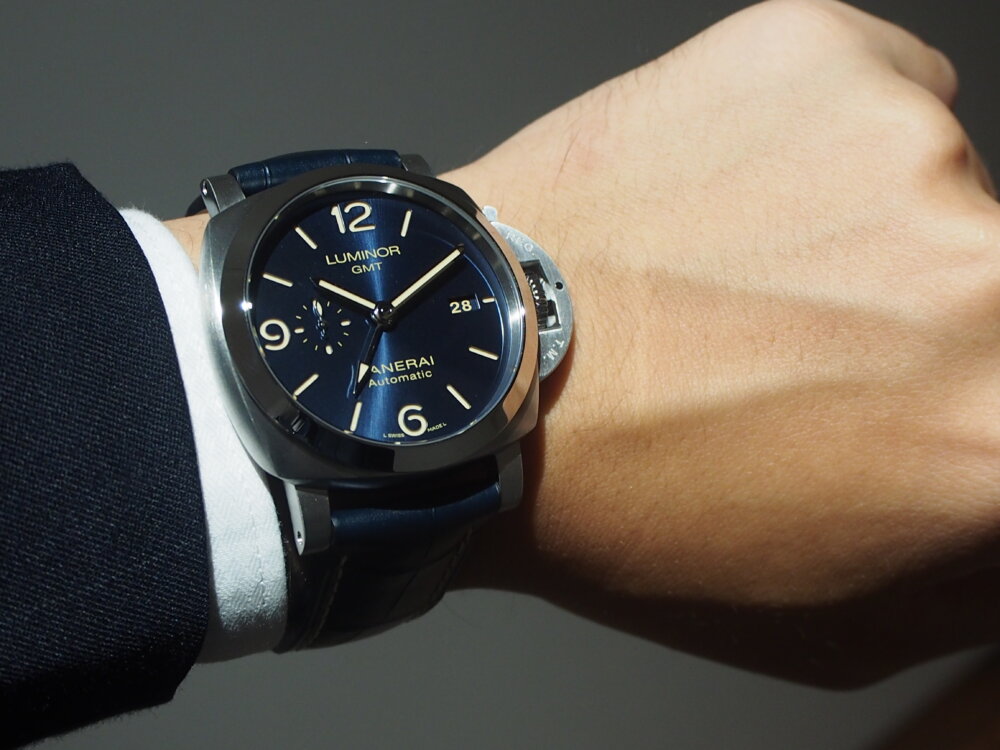 大人気のブルー文字盤モデル、2019年新作の“ルミノール GMT PAM01033”が再入荷しました！-PANERAI -P8190277