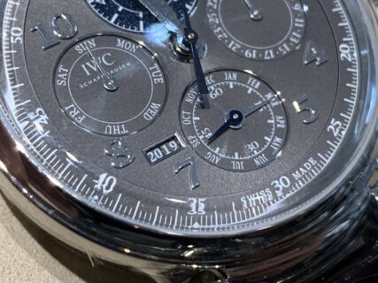 1年で1回だけしか変わらない「西暦」を機械式時計で楽しめるモデル。IWC ダ・ヴィンチ・パーペチュアル・カレンダー