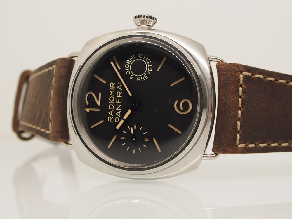 エイジング加工が施されたケースは、初期のパネライの趣を感じます。ラジオミールPAM00992-PANERAI -P7113469