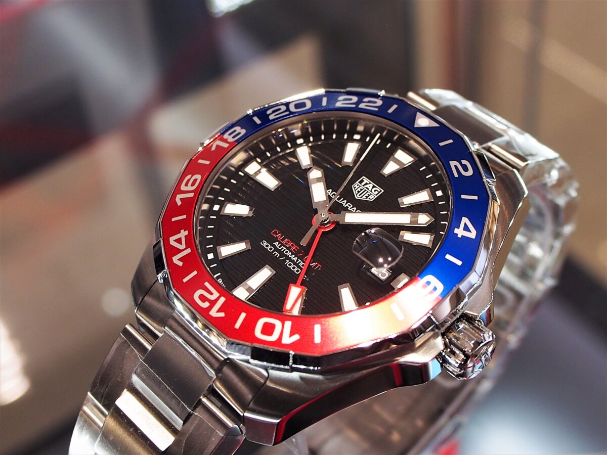 2色のカラーを使い分けたベゼルが特徴的な「アクアレーサー キャリバー7 GMT」-TAG Heuer -PC256852-1