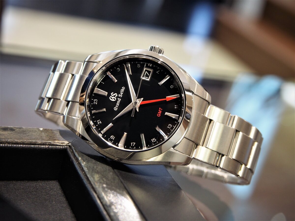 ブラック文字盤に映える《赤いGMT針》が魅力的なグランドセイコー「9Fクオーツ GMT」-Grand Seiko -P7170337