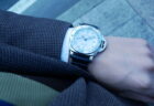 【グラスヒュッテ・オリジナル】70年代をモチーフにした時計「セブンティーズ・クロノグラフ・パノラマデイト」～1-37-02-09-02-70～