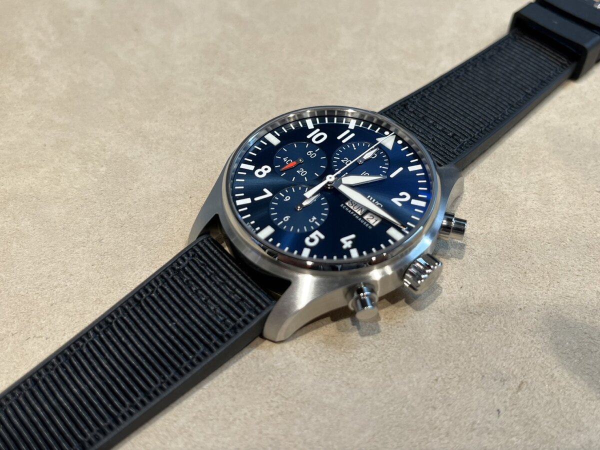 IWC「ブルー文字盤のパイロットウォッチ」にブラックカラーのベルトを ...