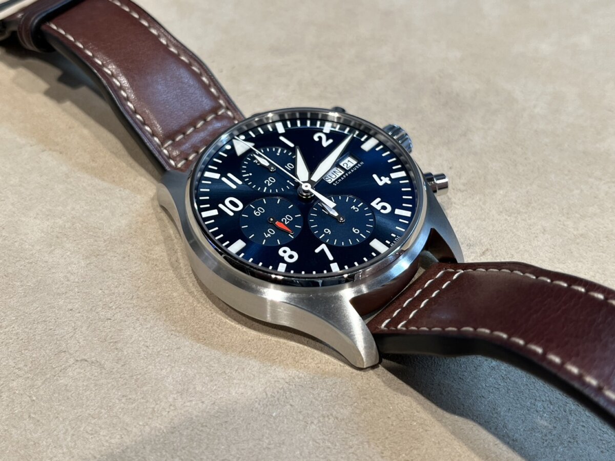 IWC「ブルー文字盤のパイロットウォッチ」にブラックカラーのベルトを