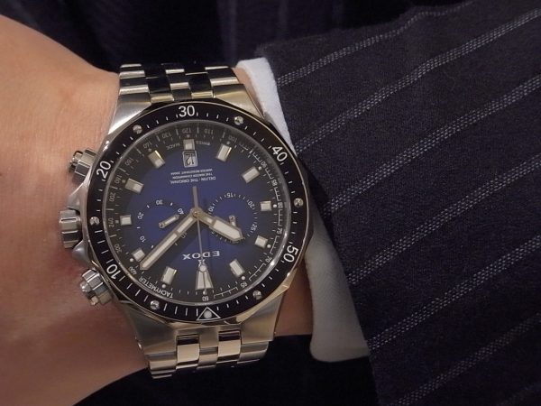 グラデーションの深いブルー文字盤が美しいEDOX「デルフィンオリジナル