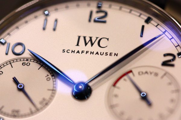 IWCクラシカルなデザインのシルバー文字盤に、ブルーの針とアップライト・インデックスが美しく映える「ポルトギーゼ・オートマチック」。 - IWC 