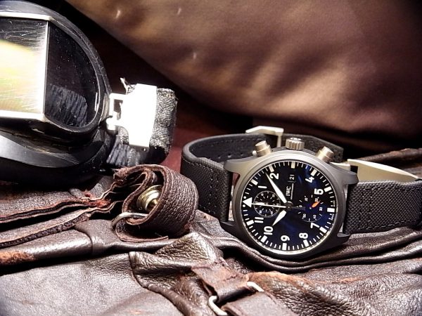 IWCパイロットウォッチ、ブラックのコックピットデザインに、魅力的な素材の組み合わせと最新の時計技術を兼ね備える “トップガン” シリーズ。 - IWC 