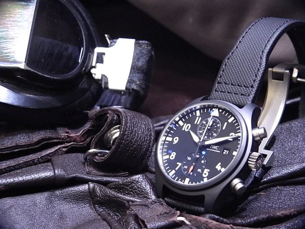 IWCパイロットウォッチ、ブラックのコックピットデザインに、魅力的な素材の組み合わせと最新の時計技術を兼ね備える “トップガン” シリーズ。 - IWC 