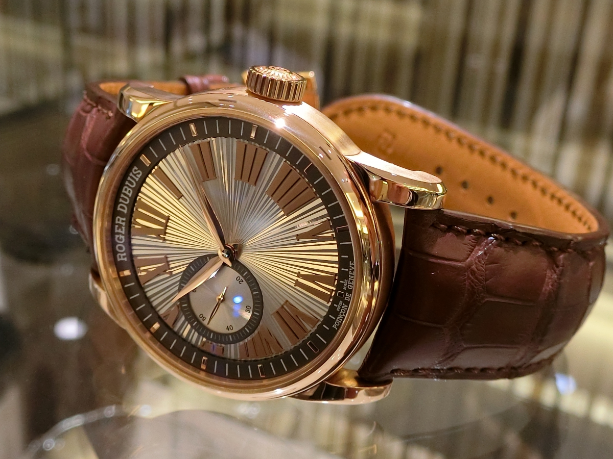 ロジェ・デュブイ氏へのオマージュ。オマージュ マイクロローター オートマティック～ROGER DUBUIS～