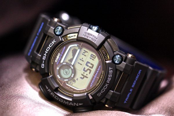 飽くなきタフネスの追求と極限への挑戦を続ける、G-SHOCK「MASTER OF G（マスターオブG）シリーズ」から、水中での任務をサポートするスペックを備え、全方位進化を果たした新生「FROGMAN（フロッグマン）」。 - G-SHOCK 