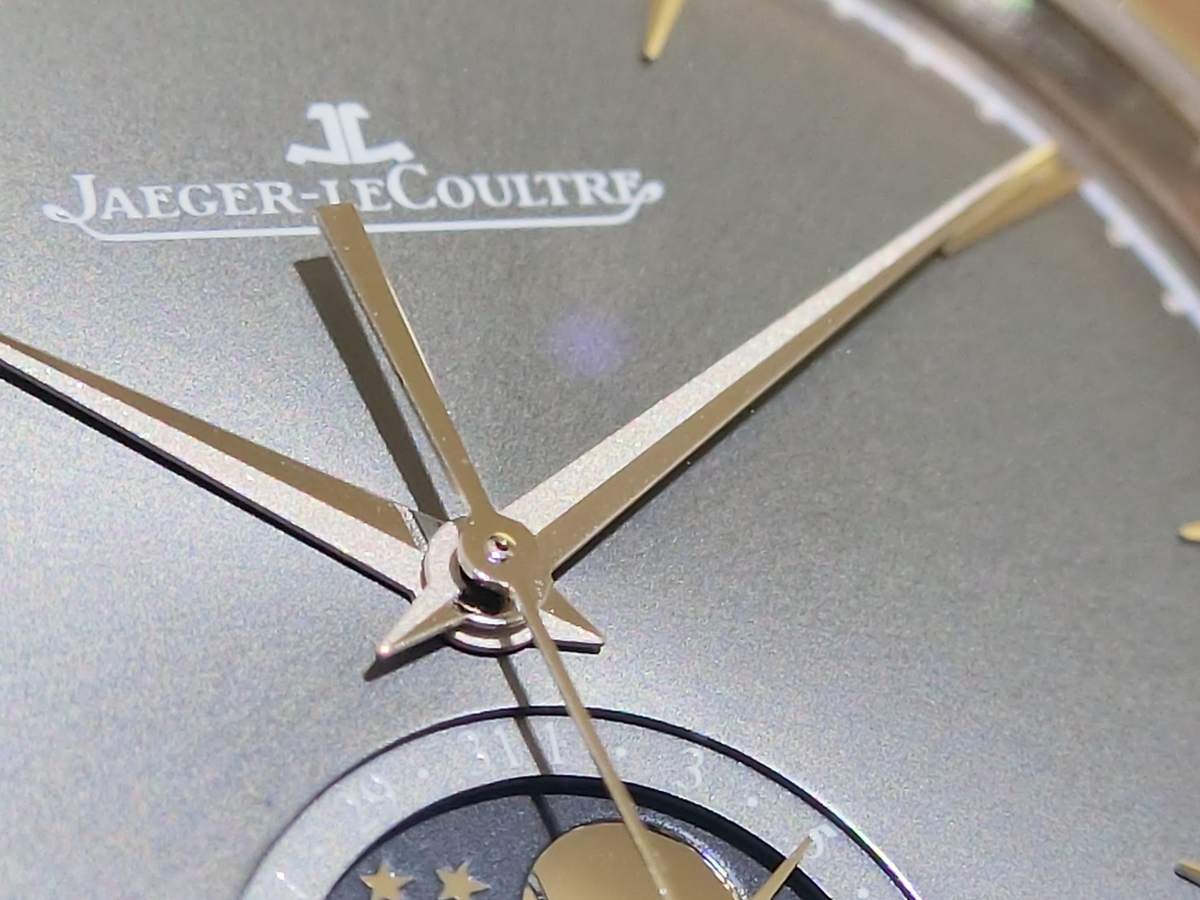 H.Moser シンプルを極めた ロゴもなく4つのメインインデックスだけの時計「ベンチャー・スモールセコンド・ピュリティ」。