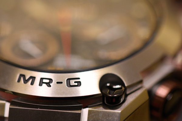 G-SHOCK最上級ライン 「MR-G（エムアールジー）」から純チタンより高い硬度を誇る64チタンをベゼルの素材に採用した「スペシャルエディション」。 - G-SHOCK 