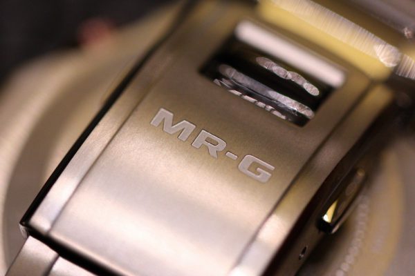 G-SHOCK最上級ライン 「MR-G（エムアールジー）」から純チタンより高い硬度を誇る64チタンをベゼルの素材に採用した「スペシャルエディション」。 - G-SHOCK 