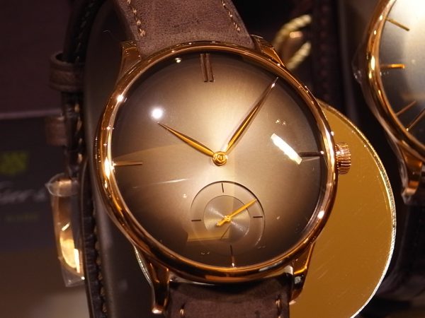 H.Moser シンプルを極めた ロゴもなく4つのメインインデックスだけの時計「ベンチャー・スモールセコンド・ピュリティ」。 - H.Moser＆Cie. 