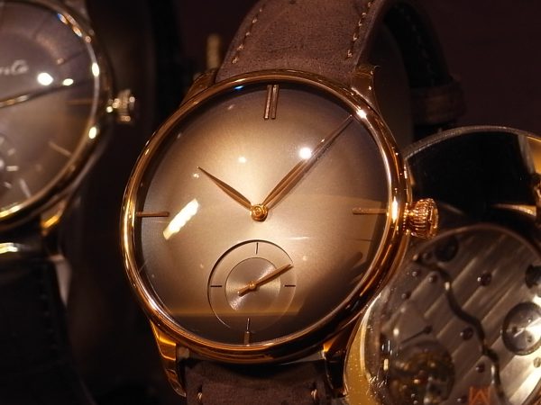 H.Moser シンプルを極めた ロゴもなく4つのメインインデックスだけの時計「ベンチャー・スモールセコンド・ピュリティ」。 - H.Moser＆Cie. 