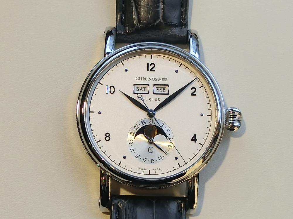 便利なトリプルデイト、そしてユニークなお顔のムーンフェイズCH-9343～CHRONOSWISS～