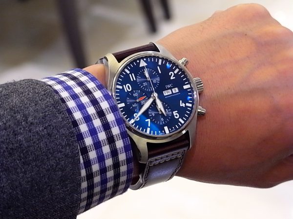 IWCブルー文字盤が美しい「パイロット・​ウォッチ・​クロノグラフ “プティ・​プランス”IW377714」今ならオオミヤ大阪心斎橋店にあります。 - IWC 